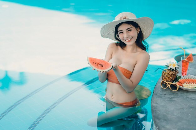 Photo smiling young woman wearing hat