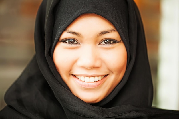 Giovane donna sorridente che indossa l'hijab