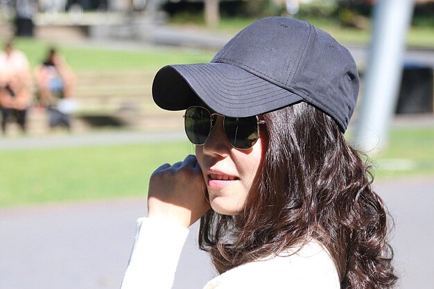 Photo smiling young woman wearing sunglasses