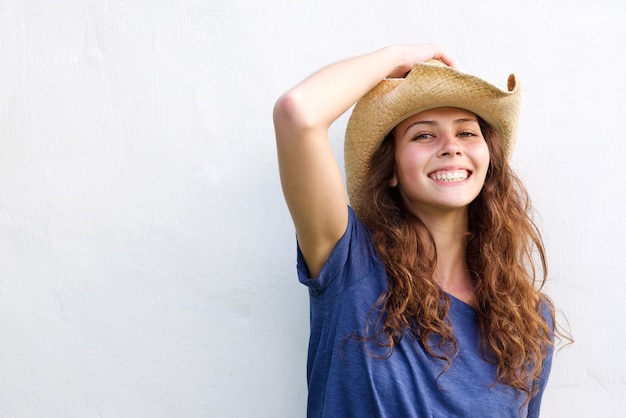 Улыбаясь молодая женщина с ковбойской шляпе
