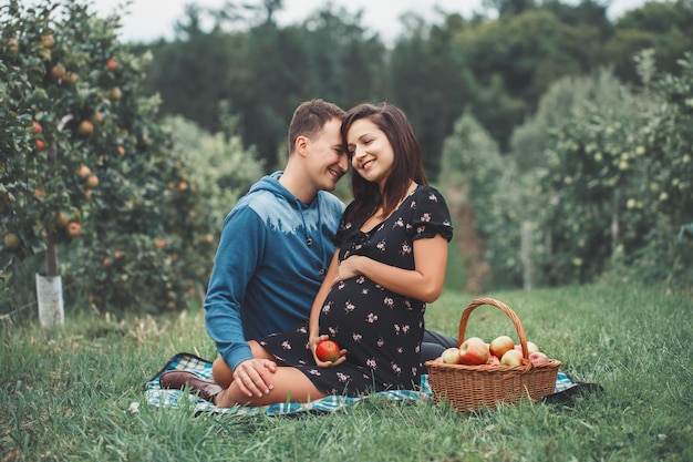 Photo smiling young woman with fruits in basket