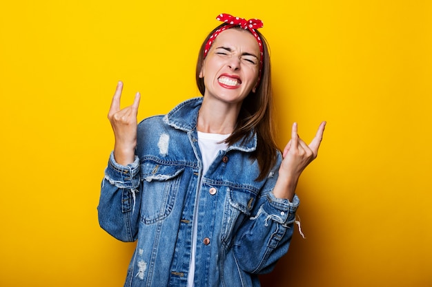 Sorridente giovane donna con cerchietto per capelli