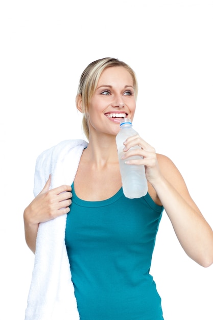 Foto giovane donna sorridente con acqua