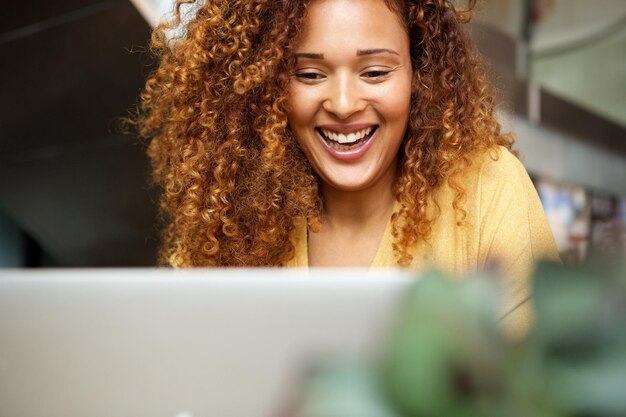 Photo smiling young woman working with laptop