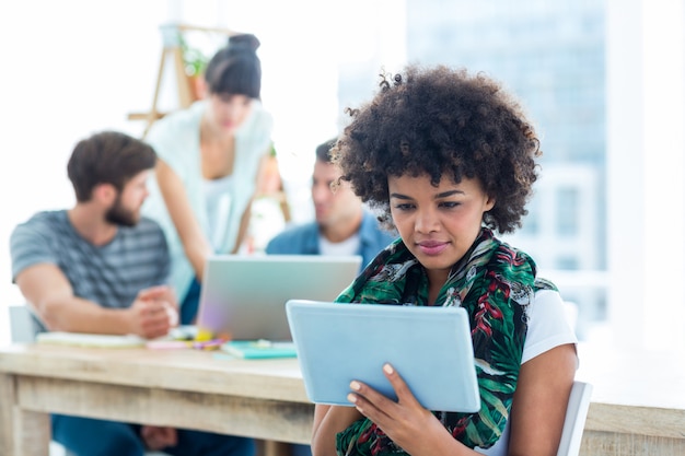 Photo smiling young women using digital tablet