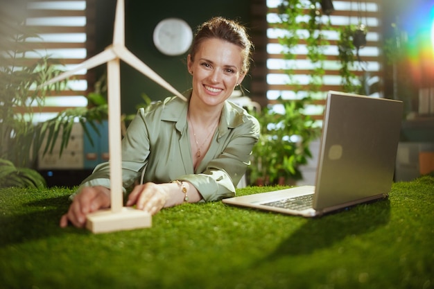 Foto smiling40yearsoldbusinesswomaningreenblousein