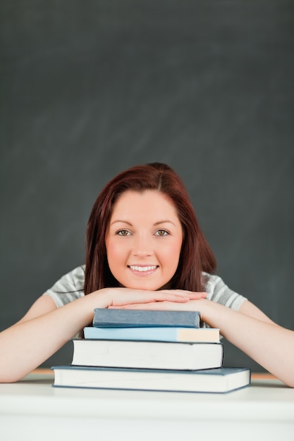 Smilling jonge student de kin op haar boeken