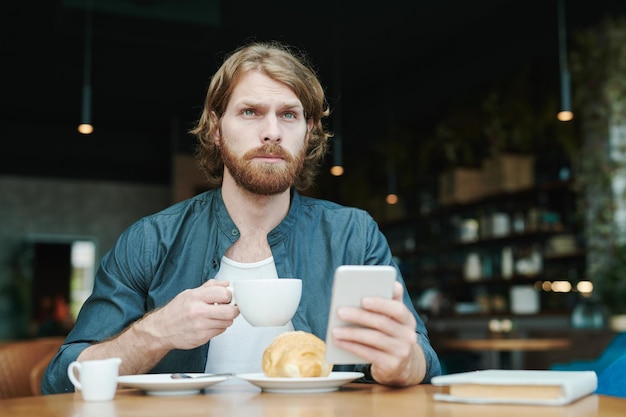 SMM-manager werkt op afstand in café