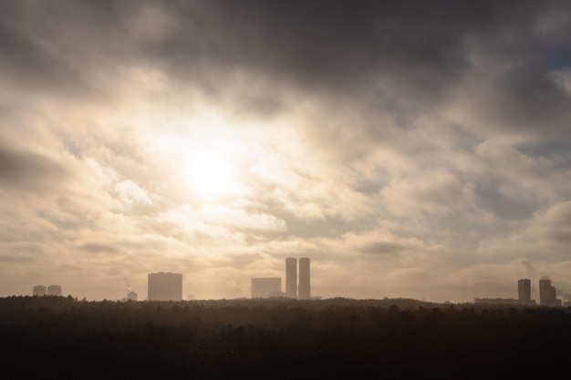 Smog over stadspark en stadshuizen aan de horizon