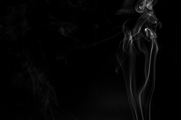 煙、黒の背景