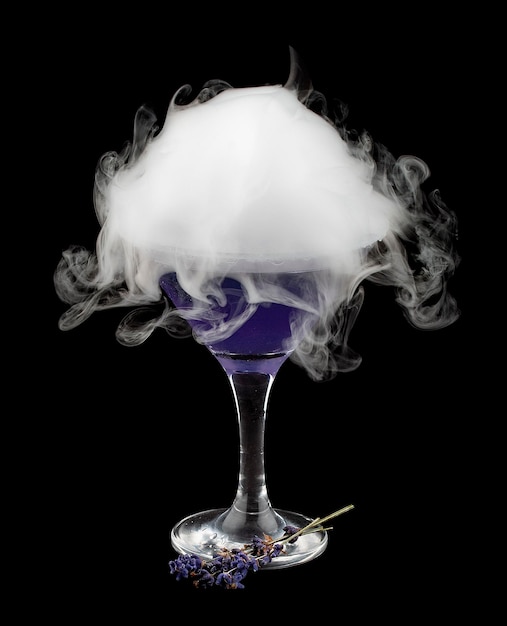 Фото Коктейль лаванды дыма пузырь на черном фоне после взрыва пузыря изолированные