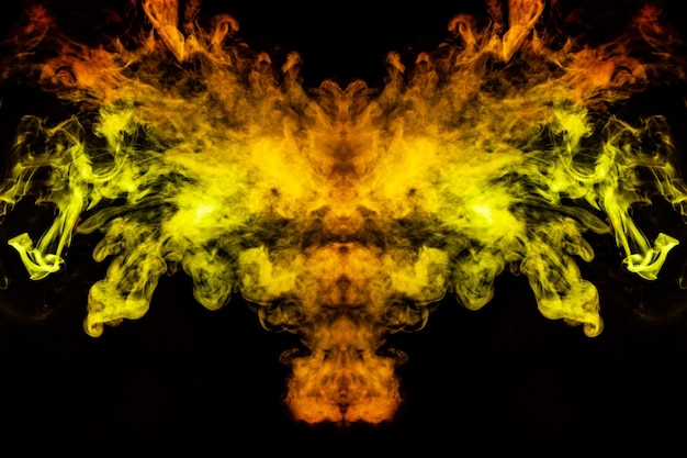 검은색 외진 배경 영혼과 신비로운 상징에 날개를 가진 머리 얼굴과 눈 모양의 공포의 형태로 다른 녹색 노란색 주황색과 붉은 색의 연기