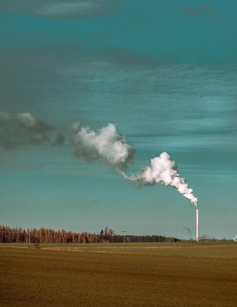 Photo smoke emitting from chimney against sky