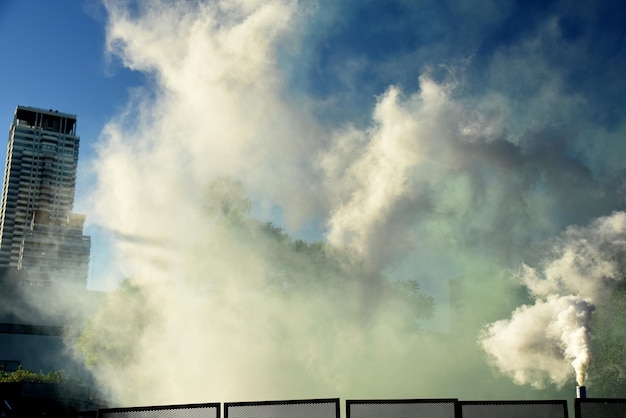 写真 空に向かって煙突から煙が出ている