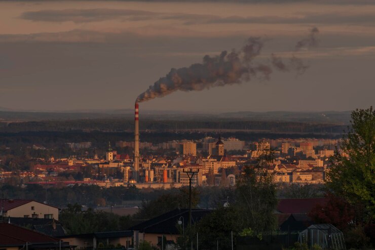 Photo smoke emitting from chimney against sky