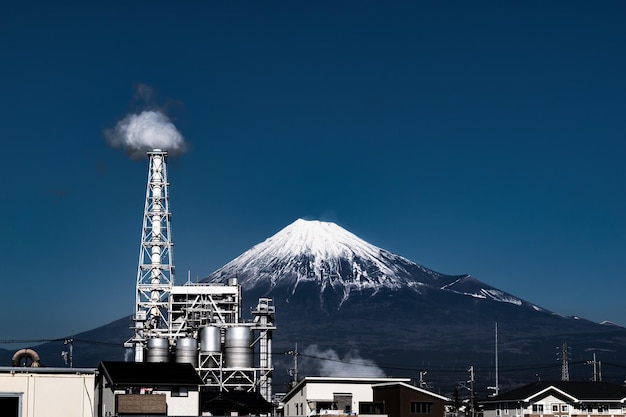 Photo smoke emitting from factory against blue sky