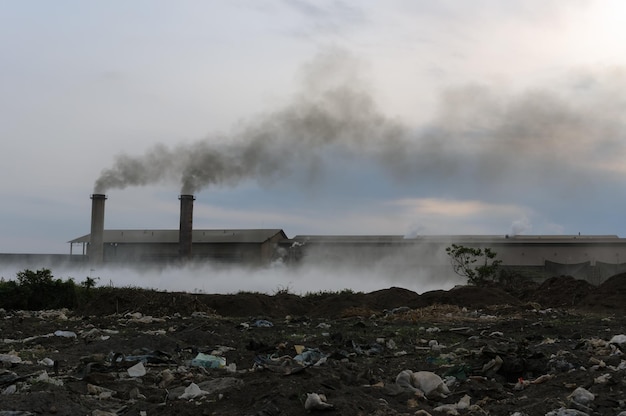 Photo smoke emitting from factory against sky