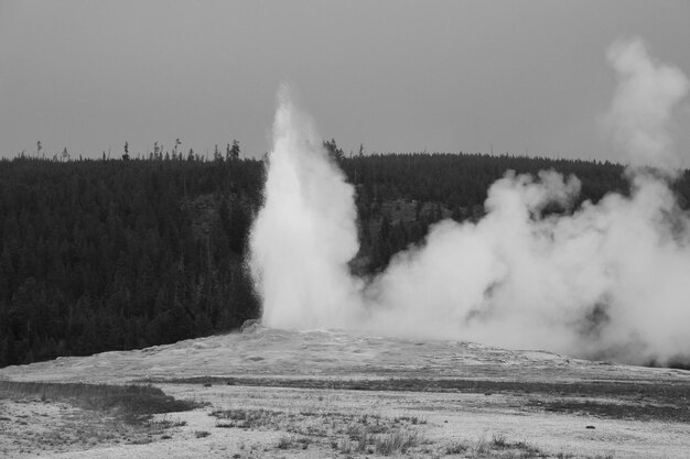 Foto fumo emesso da un geyser contro il cielo