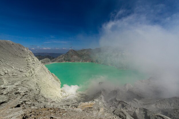 Foto fumo emesso da una montagna vulcanica contro il cielo blu