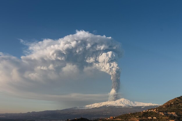 写真 空に向かって火山から煙が放出される