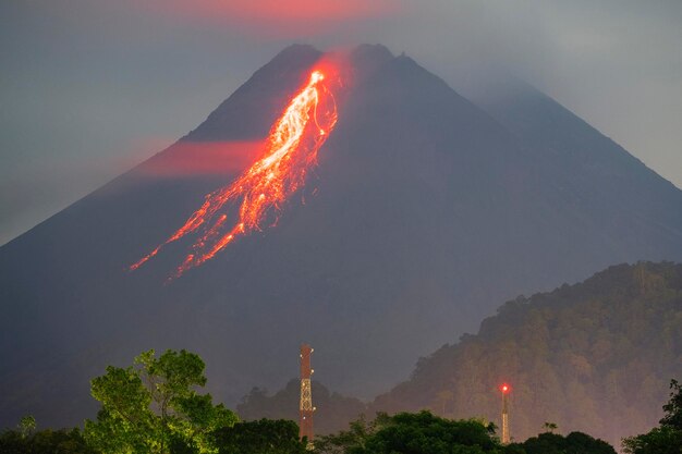 Photo smoke emitting from volcanic mountain against sky