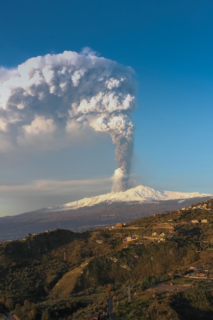 Foto fumo emesso da una montagna vulcanica contro il cielo