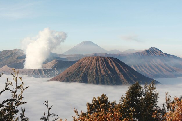 Foto fumo emesso da una montagna vulcanica contro il cielo