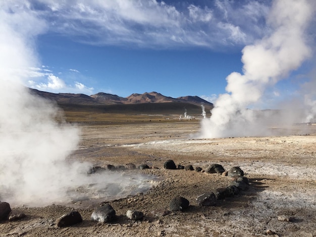 空に向かって火山から煙が放出される