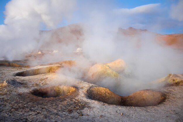 火山から煙が放出される