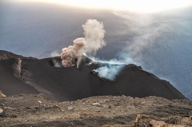 Foto fumo emesso da una montagna vulcanica