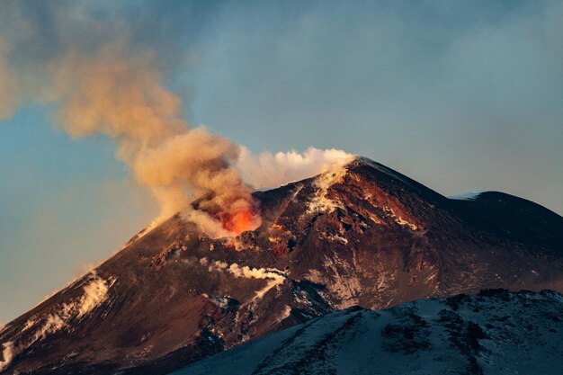 Photo smoke emitting from volcanic mountain