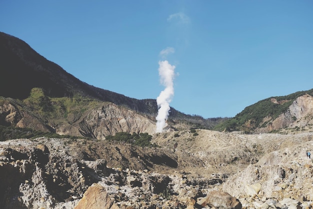 Foto fumo emesso da una montagna vulcanica