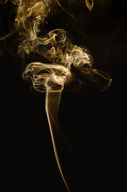 Photo smoke floating in the air on dark background