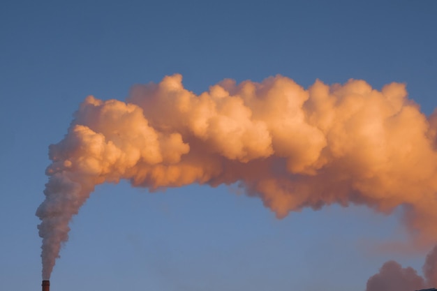 Фото Дым из дымохода против загрязнения воздуха в небе экологическая проблема выброс токсичных газов в воздух