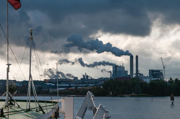 Photo smoke stacks against cloudy sky