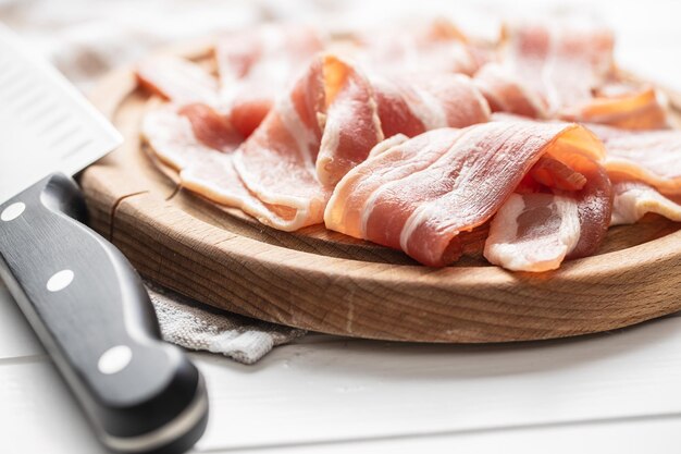 Photo smoked bacon strips on cutting board