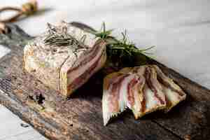 Photo smoked bacon with herbs