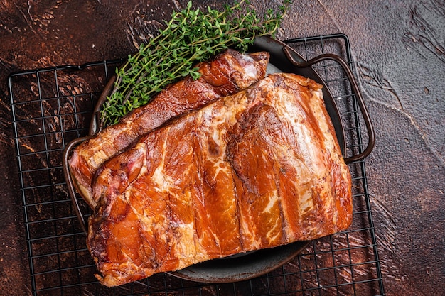 Photo smoked barbecue pork ribs sparerib in kitchen tray dark background top view