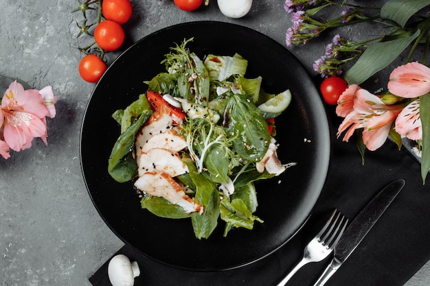 Insalata di pollo affumicata su una banda nera.