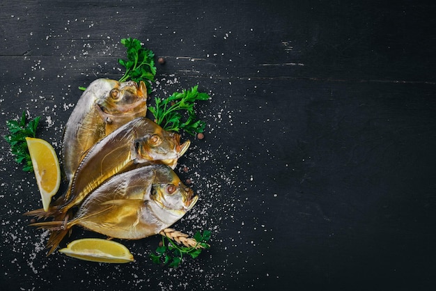 Pesce affumicato vomer frutti di mare su uno sfondo di legno vista dall'alto spazio libero per il testo