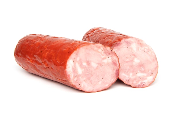 Копченая ветчина колбаса или свиная колбаса, изолированные на белом фоне