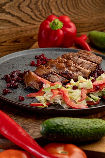 Carne affumicata con verdure fresche e salsa di ribes