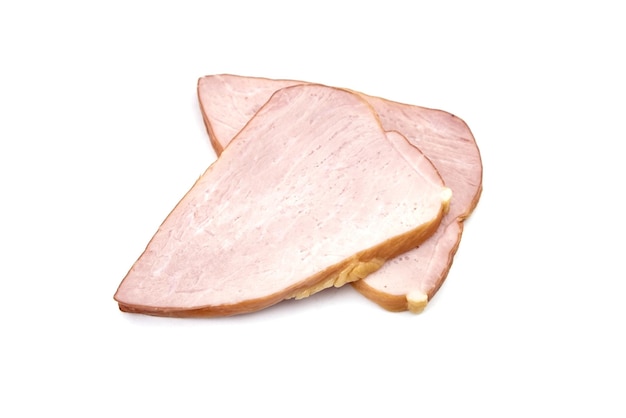 白で隔離されるスモークポーク肉のスライス
