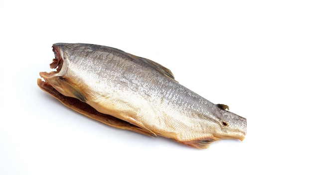 Копченая красная рыба без головы на изолированном белом фоне