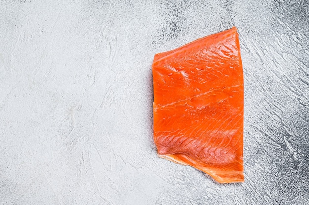 Photo smoked salmon fillet on a wooden table. white background. top view. copy space.