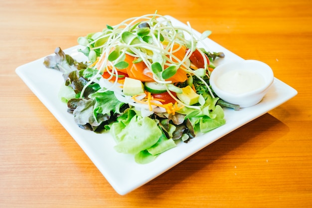 Insalata di carne di salmone affumicata