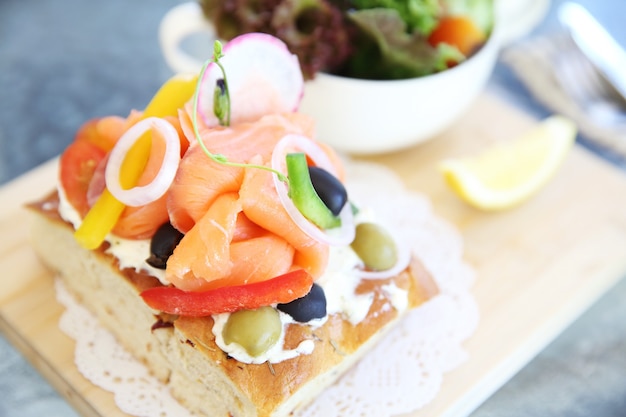 Smoked salmon with bread