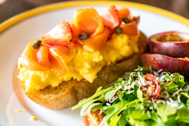 smoked salmon with crumble egg toasted