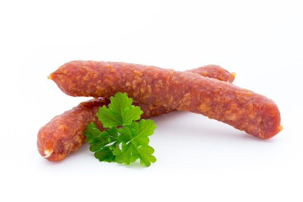 Salame affumicato della salsiccia isolato.