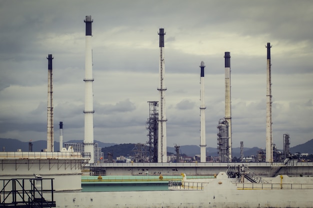 Fumaiolo nella torre della colonna dell'impianto petrolchimico e nel serbatoio dell'olio